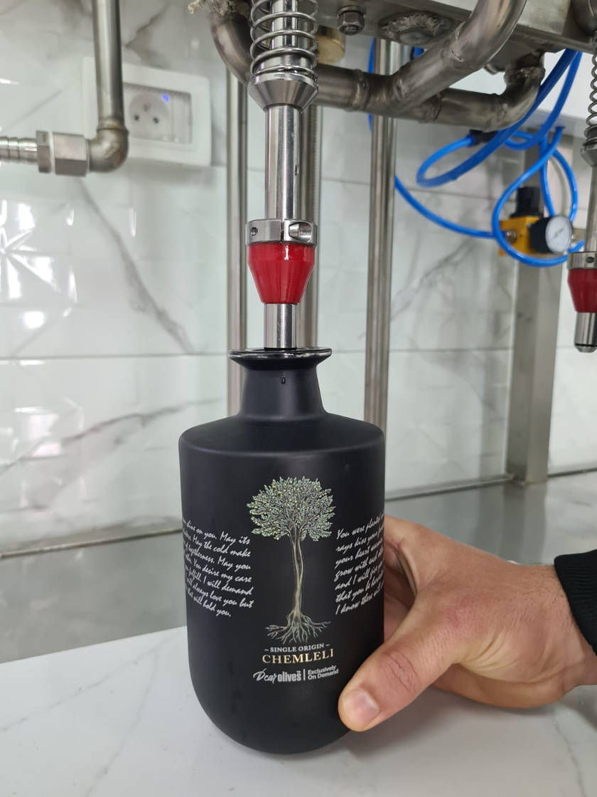 Dear Olives Chemlali bottle being filled.
Our filling is semi-manual. we take our time to fill our bottles and We take care of every single one of them. Our hard work continues till the end. Dear Goodness, Premium Artisan Mill. Best Olive Oil